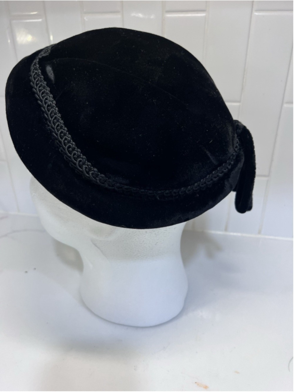 Vintage Women’s Hat Black Velvet Fascinator Hat from 1940s - 50s Era
